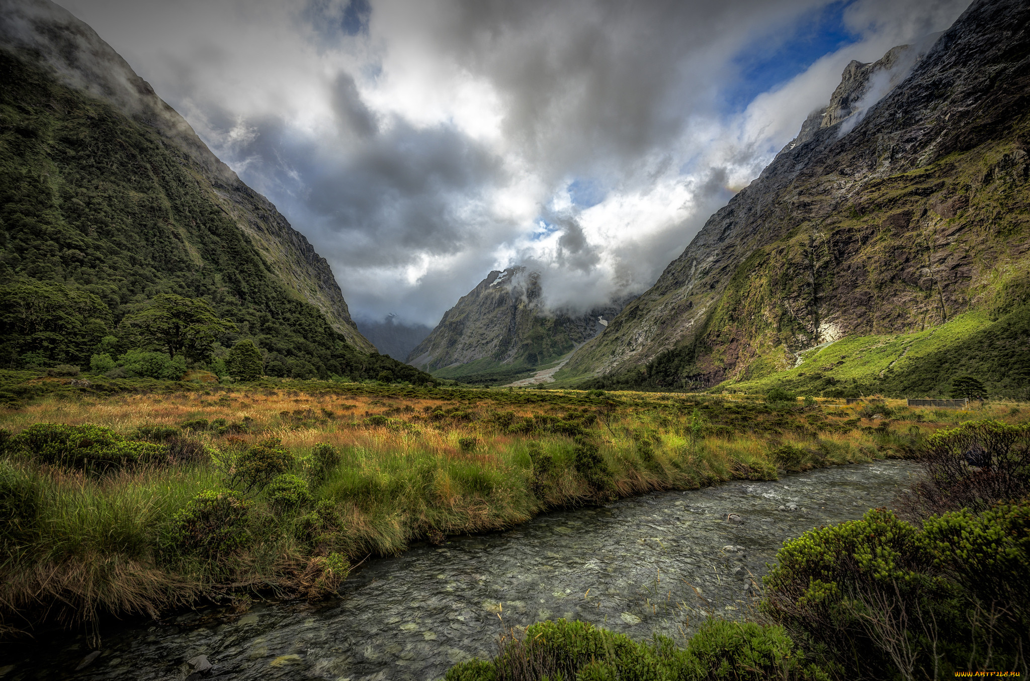 Распадок это. Распадок в горах. Новая Зеландия скалы. Распадок картинки. Milford Sound, New Zealand картинки.